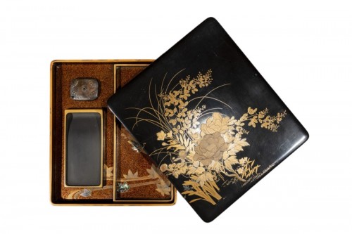 Suzuribako en laque maki-e avec pivoines et iris sur fond noir