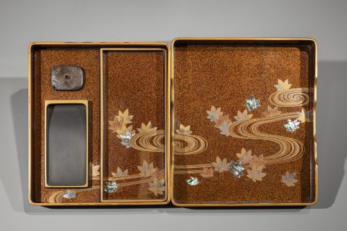 Suzuribako en laque maki-e avec pivoines et iris sur fond noir - Arts d