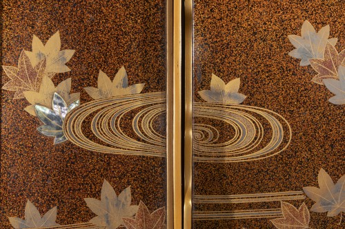 Suzuribako en laque maki-e avec pivoines et iris sur fond noir - Mastromauro Japanese Art