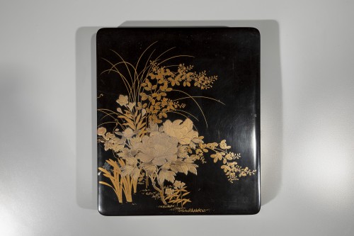 XIXe siècle - Suzuribako en laque maki-e avec pivoines et iris sur fond noir