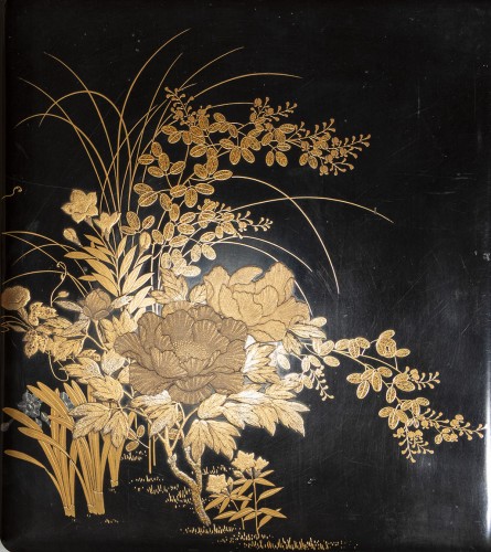  - Suzuribako en laque maki-e avec pivoines et iris sur fond noir