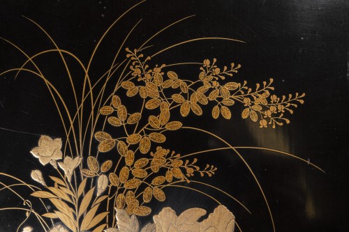 Antiquités - Suzuribako en laque maki-e avec pivoines et iris sur fond noir