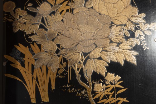 Antiquités - Suzuribako en laque maki-e avec pivoines et iris sur fond noir