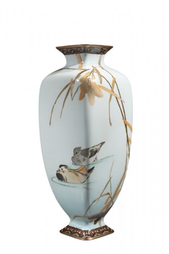 Vase cloisonné avec une paire de canards le long d’un cours d’eau