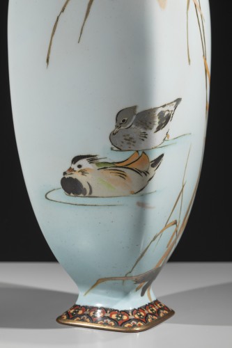 XIXe siècle - Vase cloisonné avec une paire de canards le long d’un cours d’eau