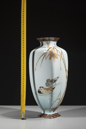 Antiquités - Vase cloisonné avec une paire de canards le long d’un cours d’eau