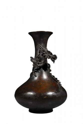 Vase en bronze décoré d’un dragon ryu en relief