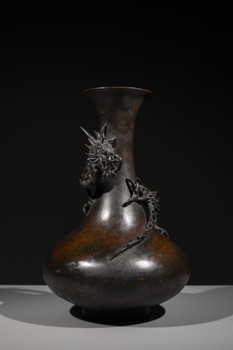 Vase en bronze décoré d’un dragon ryu en relief - Mastromauro Japanese Art