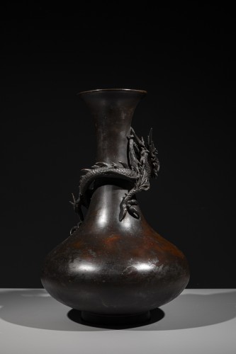 XIXe siècle - Vase en bronze décoré d’un dragon ryu en relief