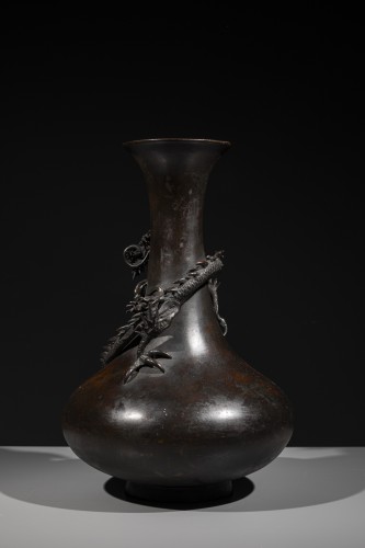 Vase en bronze décoré d’un dragon ryu en relief - 