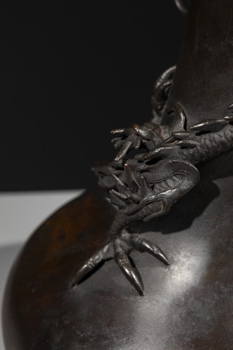  - Vase en bronze décoré d’un dragon ryu en relief