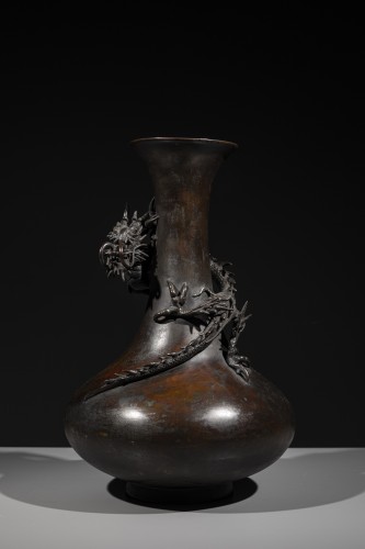 Antiquités - Vase en bronze décoré d’un dragon ryu en relief