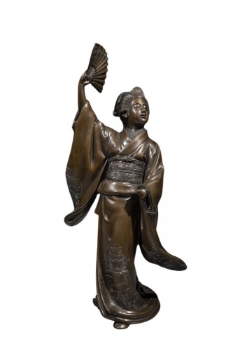 Okimono en bronze représentant une danseuse avec éventail