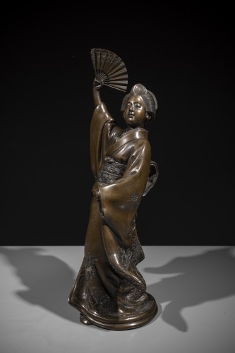 Okimono en bronze représentant une danseuse avec éventail - Arts d
