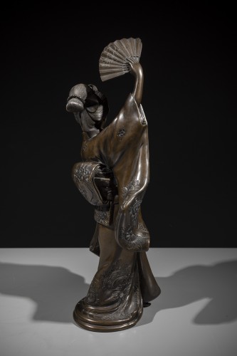 Okimono en bronze représentant une danseuse avec éventail - Mastromauro Japanese Art
