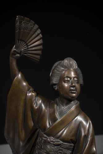 XIXe siècle - Okimono en bronze représentant une danseuse avec éventail