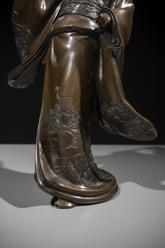 Okimono en bronze représentant une danseuse avec éventail - 