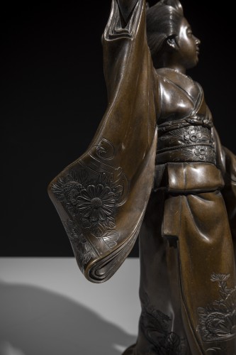 - Okimono en bronze représentant une danseuse avec éventail