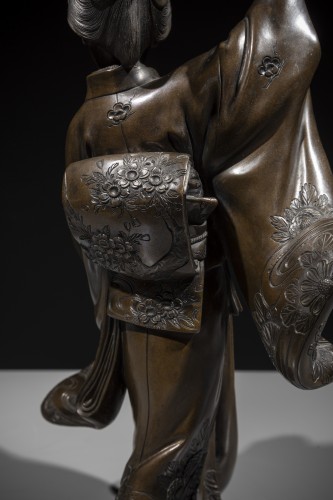 Antiquités - Okimono en bronze représentant une danseuse avec éventail