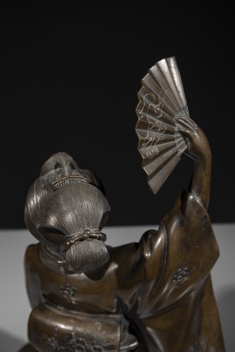 Antiquités - Okimono en bronze représentant une danseuse avec éventail