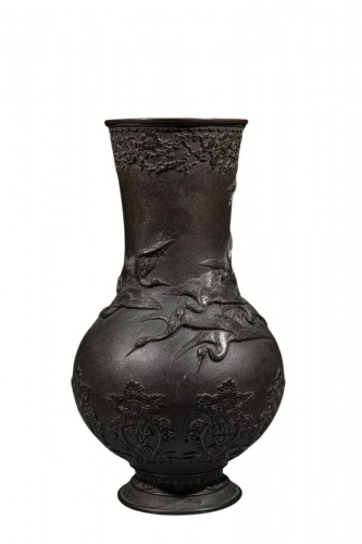 Vase en bronze à décor de grues en vol en relief, signé Miyao