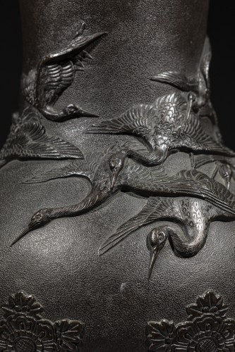 Vase en bronze à décor de grues en vol en relief, signé Miyao - Arts d
