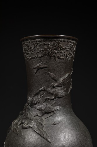 Vase en bronze à décor de grues en vol en relief, signé Miyao - Mastromauro Japanese Art