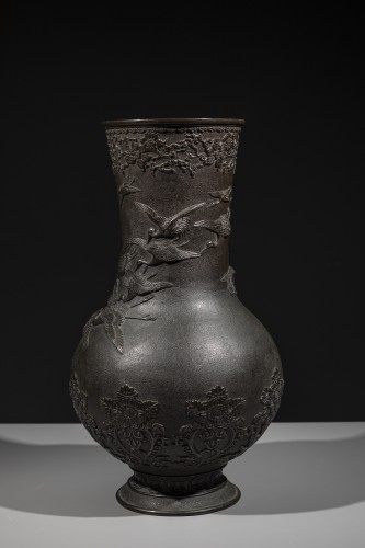 XIXe siècle - Vase en bronze à décor de grues en vol en relief, signé Miyao