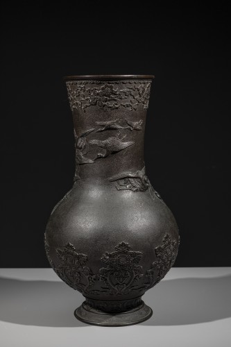 Vase en bronze à décor de grues en vol en relief, signé Miyao - 