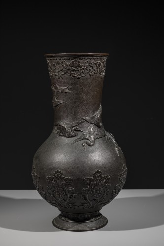  - Vase en bronze à décor de grues en vol en relief, signé Miyao