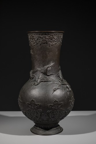 Antiquités - Vase en bronze à décor de grues en vol en relief, signé Miyao