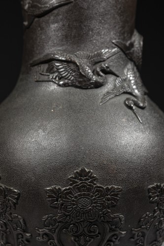 Antiquités - Vase en bronze à décor de grues en vol en relief, signé Miyao