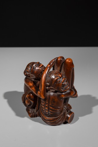 Okimono shunga en bois de buis représentant Ashinaga et Tenaga - Arts d