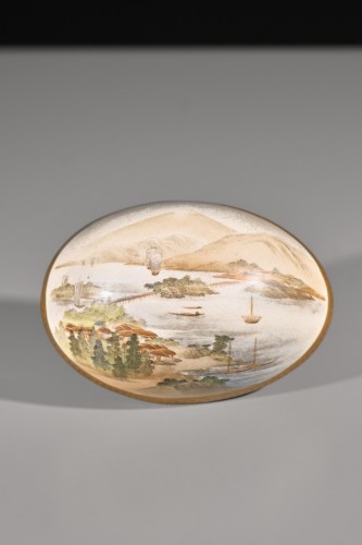 A Satsuma kogo box in the form of an egg, signed Kinkozan-zo - Asian Works of Art Style 
