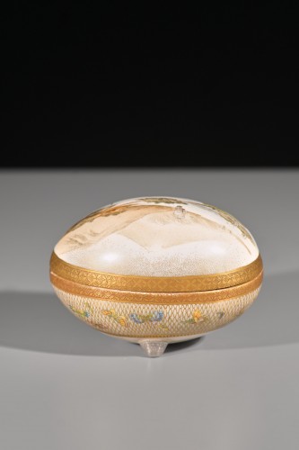 A Satsuma kogo box in the form of an egg, signed Kinkozan-zo - 