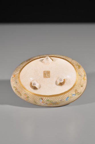 A Satsuma kogo box in the form of an egg, signed Kinkozan-zo - 