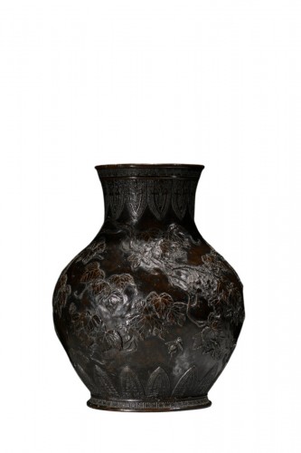 Vase en bronze patiné à décor de vigne et d'insectes en relief, signé Sessei