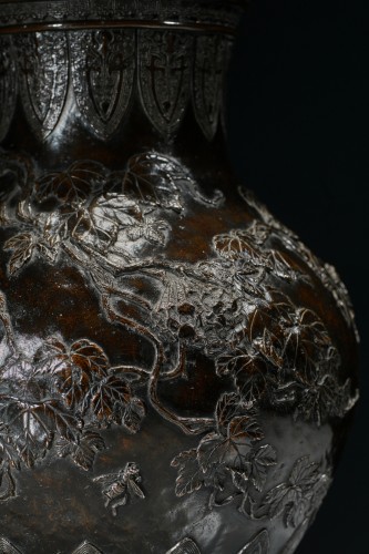 Vase en bronze patiné à décor de vigne et d'insectes en relief, signé Sessei - Arts d