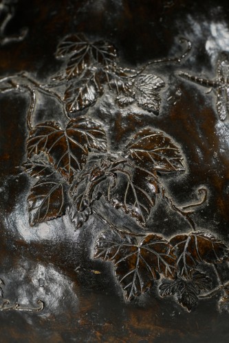 Vase en bronze patiné à décor de vigne et d'insectes en relief, signé Sessei - Mastromauro Japanese Art