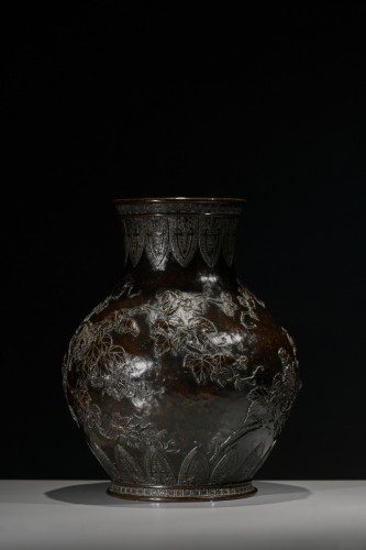 XIXe siècle - Vase en bronze patiné à décor de vigne et d'insectes en relief, signé Sessei