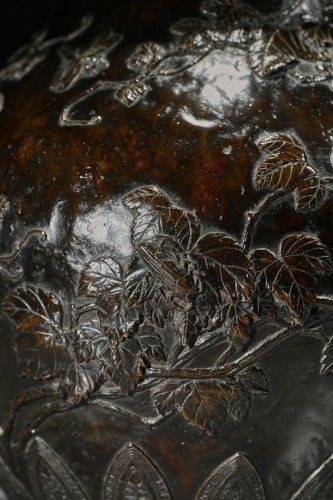 Vase en bronze patiné à décor de vigne et d'insectes en relief, signé Sessei - 