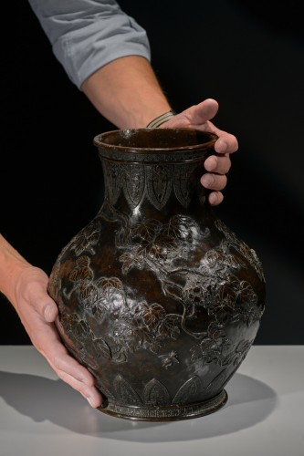 Antiquités - Vase en bronze patiné à décor de vigne et d'insectes en relief, signé Sessei