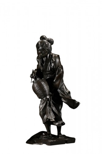 Okimono en bronze de l'École de Tokyo représentant une geisha en marche