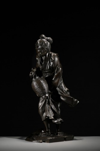 Okimono en bronze de l'École de Tokyo représentant une geisha en marche - Arts d