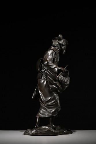 Okimono en bronze de l'École de Tokyo représentant une geisha en marche - Mastromauro Japanese Art