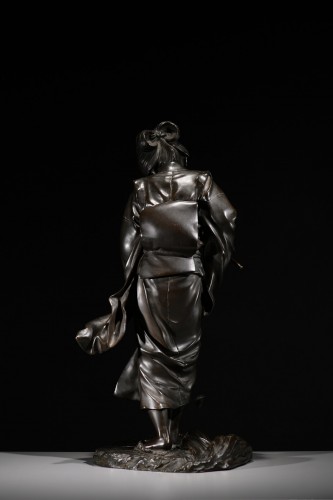 XIXe siècle - Okimono en bronze de l'École de Tokyo représentant une geisha en marche