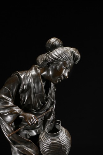  - Okimono en bronze de l'École de Tokyo représentant une geisha en marche