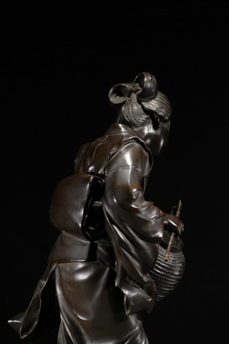 Antiquités - Okimono en bronze de l'École de Tokyo représentant une geisha en marche