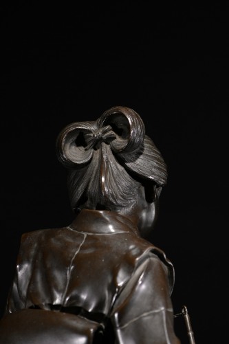 Antiquités - Okimono en bronze de l'École de Tokyo représentant une geisha en marche