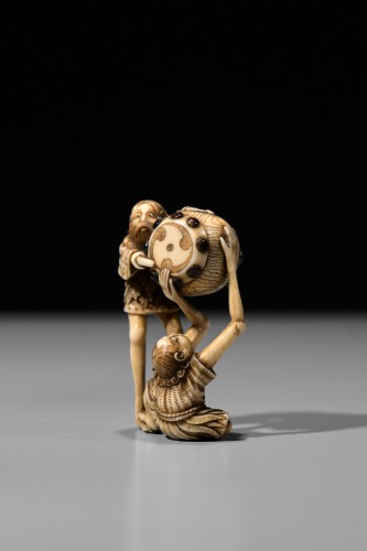 Okimono en ivoire représentant Ashinaga et Tenaga avec un tambour, signé Hidemasa - Mastromauro Japanese Art